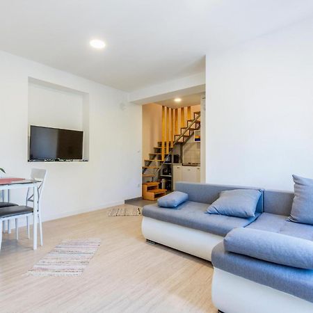 Gorgeous Apartment In Omis With Kitchen Exterior foto